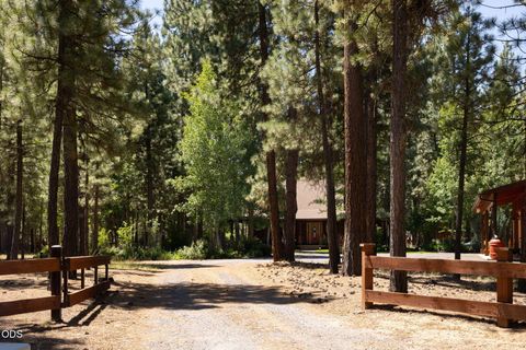 Tiny photo for 51889 Pine Loop Drive, La Pine, OR 97739 (MLS # 220225087)