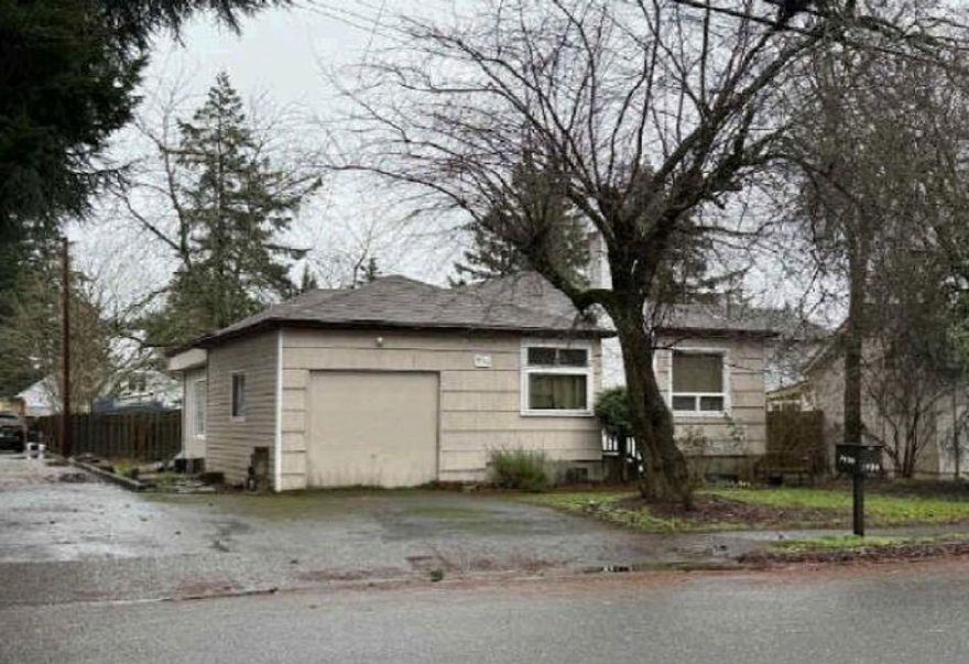 This ranch style single family home offers 3 bedrooms and 2 bathrooms with approximately 1653 square feet of living space on a 0.11 acre lot.
Offers to be placed on Xome website.  Interior inspections are not available, do not trespass!  Forward all inquiries and questions to Xome customer service.  NO REPRESENTATION TO VALIDITY OF INFORMATION IS MADE, BUYER TO VERIFY ALL INFORMATION WHERIN.