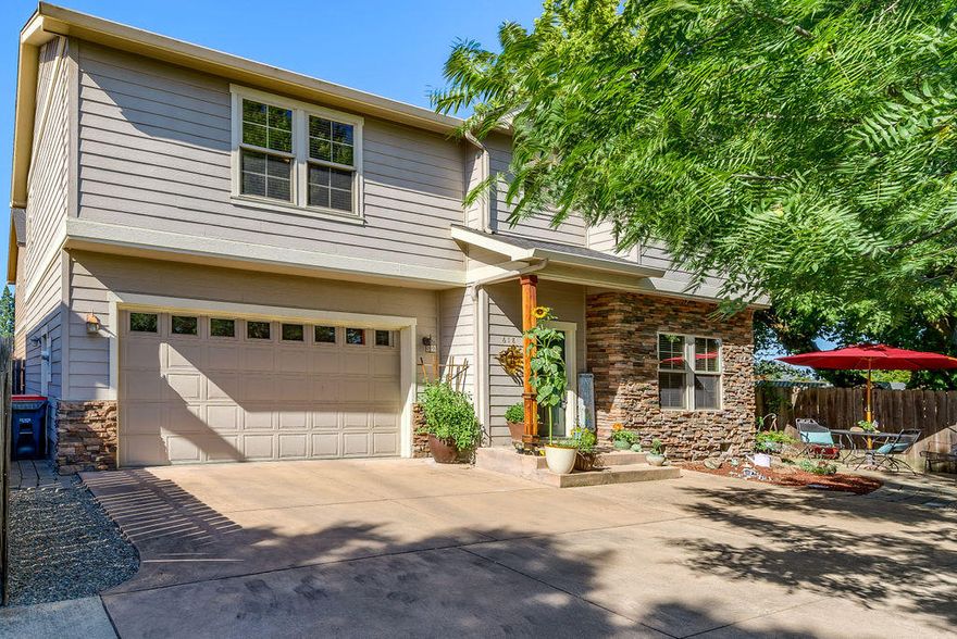 A must see adorable, well-kept home in Mingus Creek Estates! This home is tucked away on a private end
lot next to a creek in a park-like setting, yet only 1⁄2 mile from downtown. The home features a concrete
patio off the dining room just through the sliding glass door. This traditional style home has 3
bedrooms, two and a half bathrooms.  All bedrooms and laundry are located upstairs. skylight aids in adding
natural light to the home.
Water heater and double padded carpet have been replaced in the last 5 years.
CLA for an appointment, 2 hours notice required, Lockbox code required.