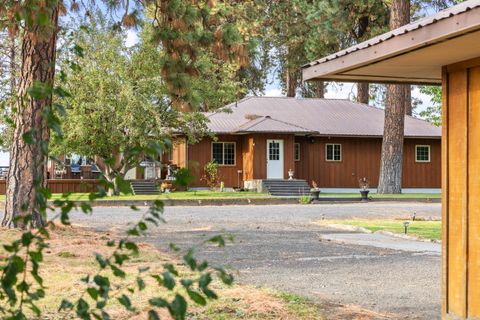 Tiny photo for 32486 Modoc Point Road, Chiloquin, OR 97624 (MLS # 220213730)