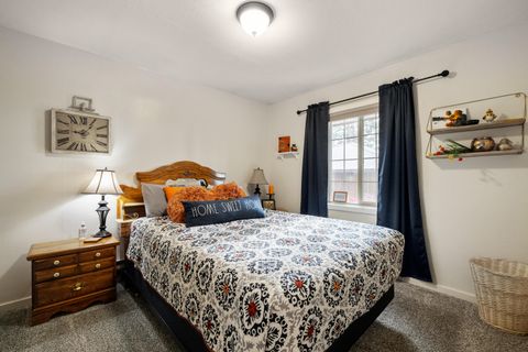 Tiny photo for 32486 Modoc Point Road, Chiloquin, OR 97624 (MLS # 220213730)