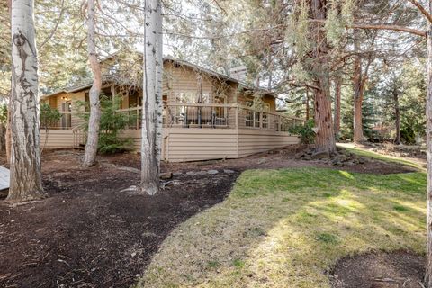 Photo of 3123 NW Clubhouse Drive, Bend, OR 97703 (MLS # 220215358)