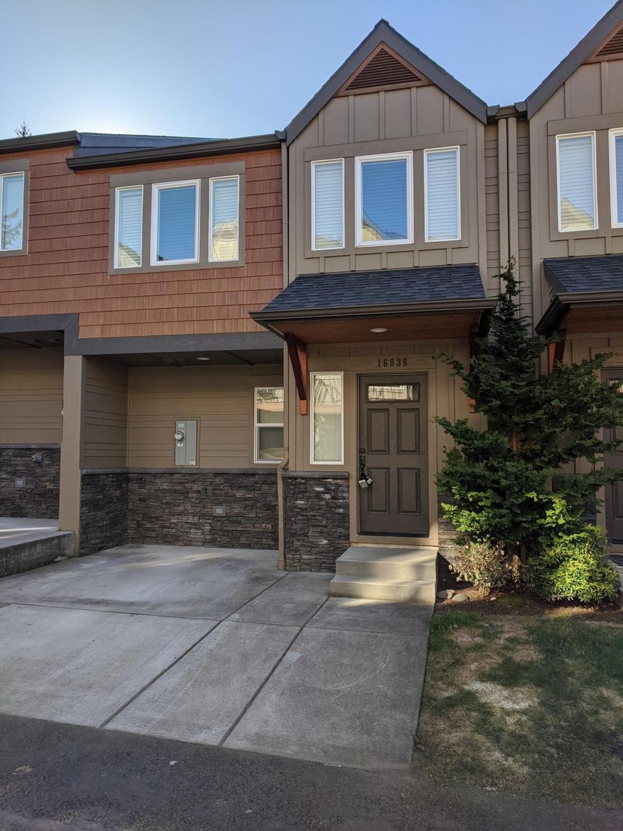 Beautiful Sandy Oregon gateway to skiing and Mt Hood Recreation area. Large luxury 3 bedroom & 2.5 bath Townhome with garage. Open kitchen, quartz counter tops, stainless steel appliances. Laminate floors throughout kitchen, dining and living area. Walk to theater, parks, shopping and restaurants.