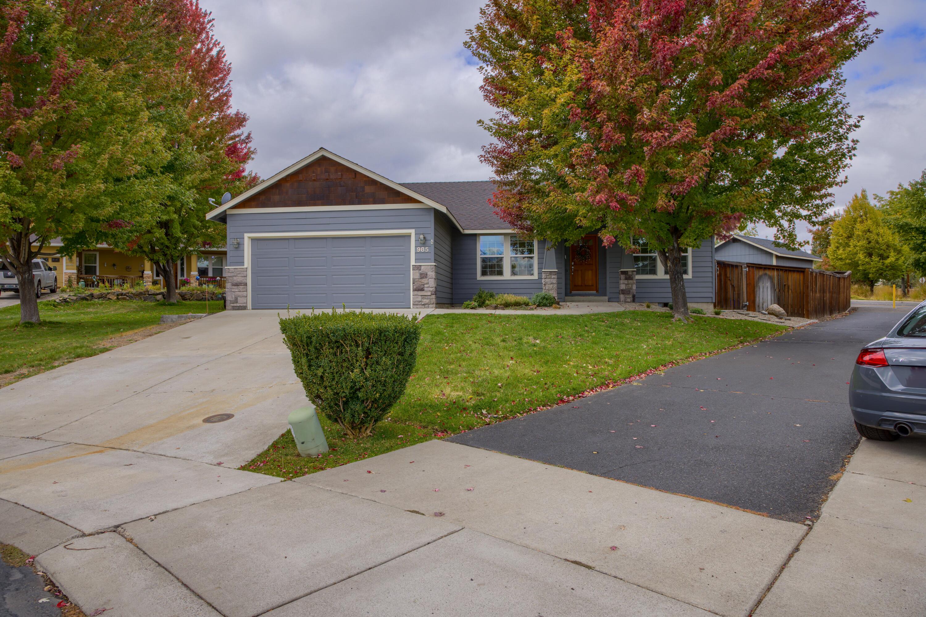 985 SW Rimrock Way