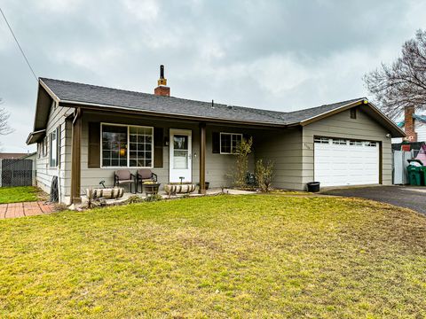 Photo of 6208 Hilyard Avenue, Klamath Falls, OR 97603 (MLS # 220215492)