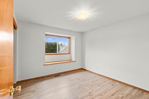 Tiny photo for 540 Jeanette Avenue, Medford, OR 97501 (MLS # 220219964)