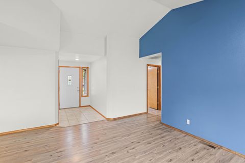 Tiny photo for 540 Jeanette Avenue, Medford, OR 97501 (MLS # 220219964)