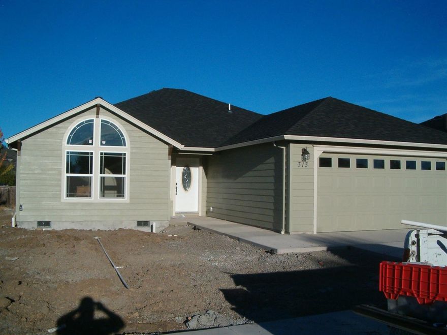 Brand new home, Spacious and bright living area with open floor plan. Kitchen features granite counters, stainless steel appliances, beautiful pendant lighting. Laminate flooring, Master has coffered ceiling with walk in closet in spacious master bath. Outside, you will enjoy covered back patio!