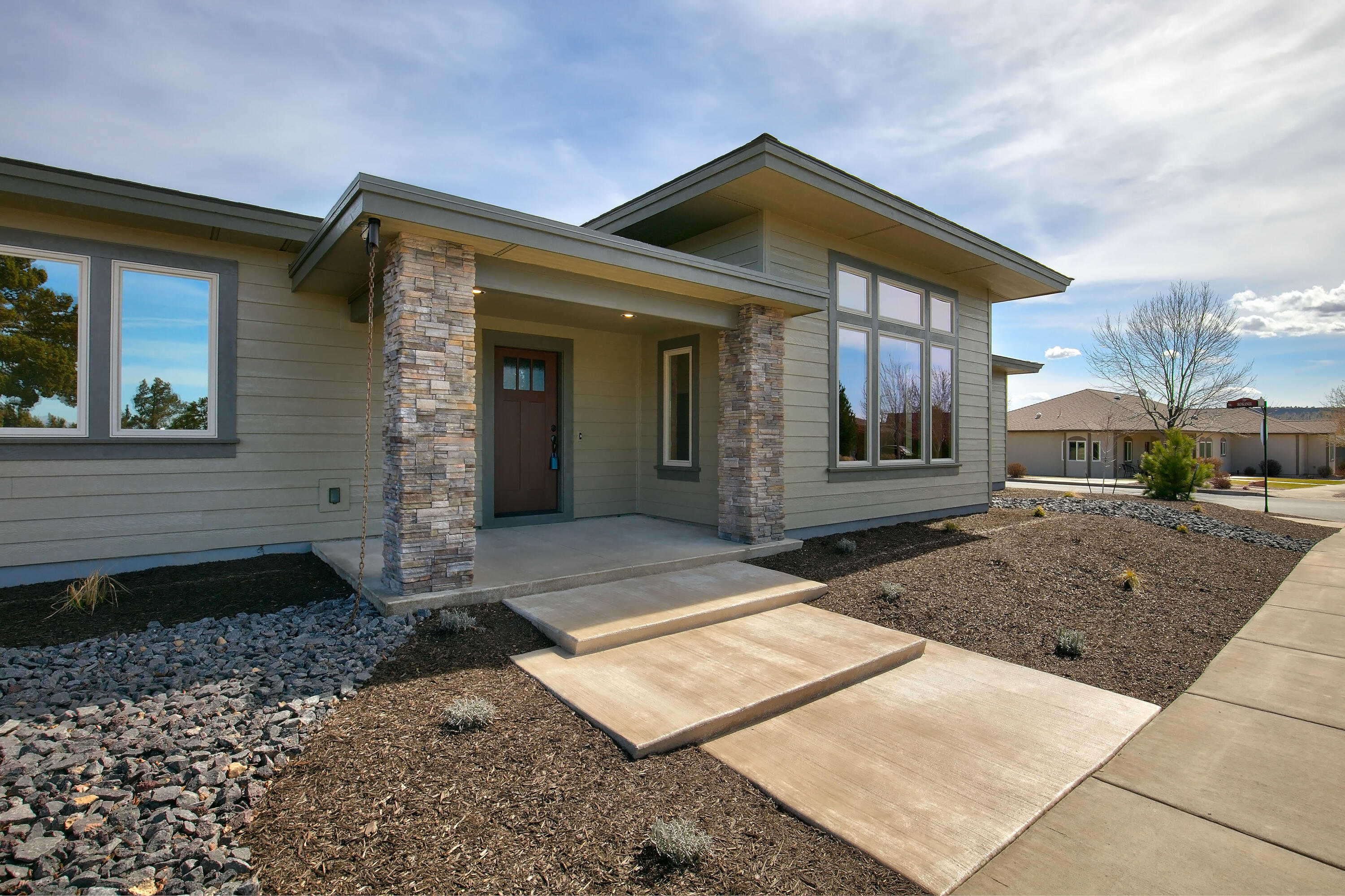 744 NE Stringline Court