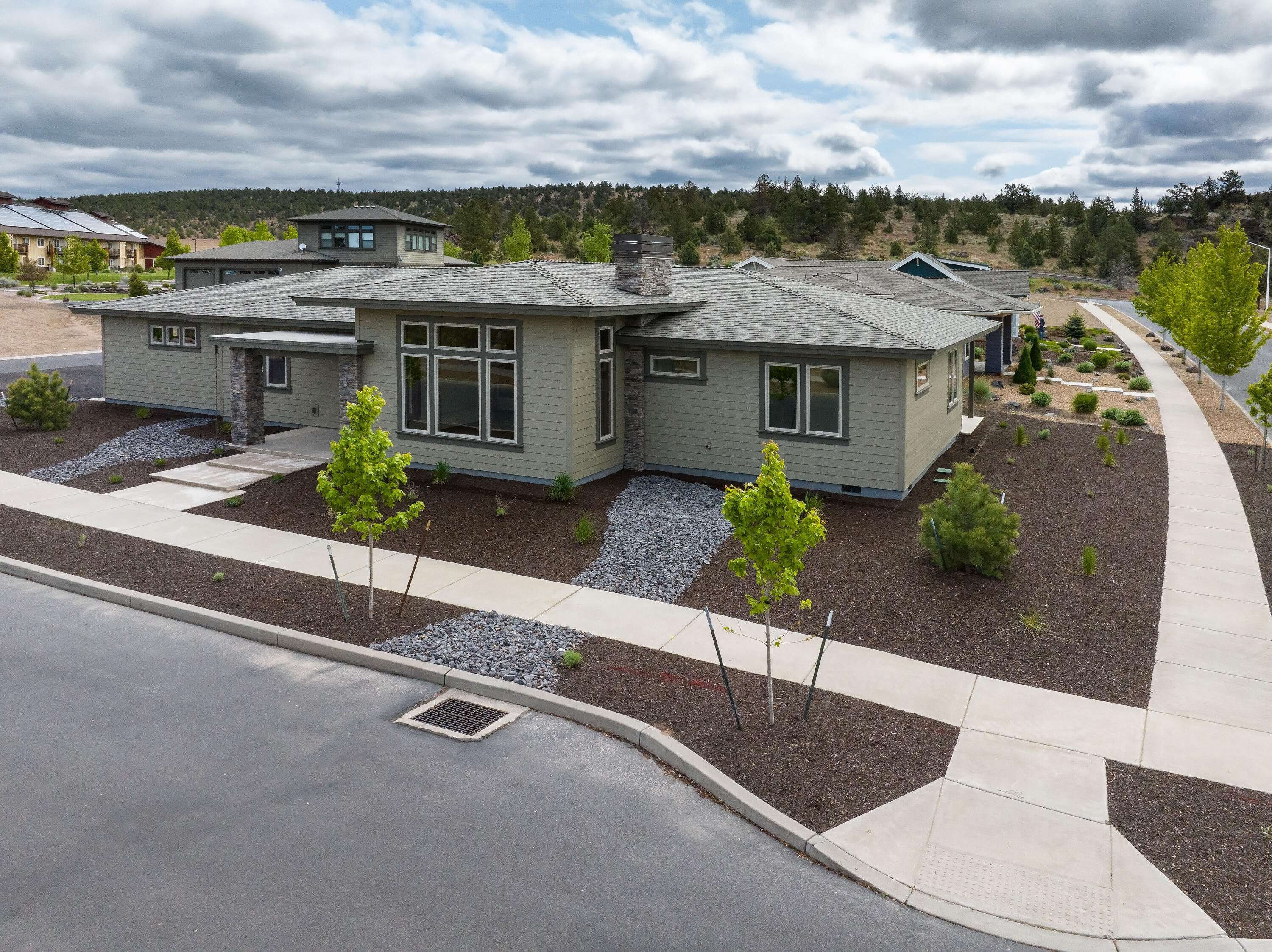 744 NE Stringline Court