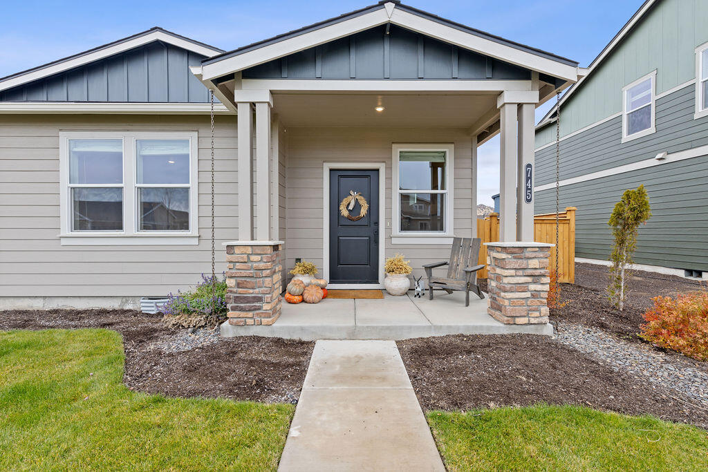 745 NE Union Loop