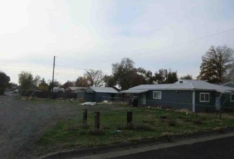 Tiny photo for 409 W Ridgeway Avenue, Hermiston, OR 97838 (MLS # 220219271)