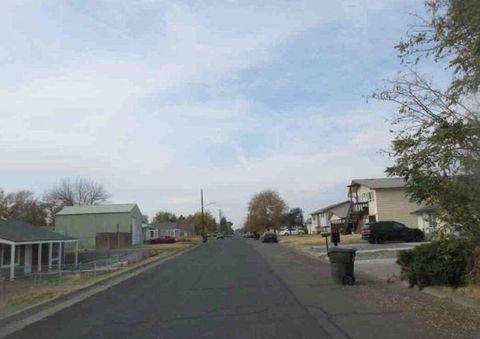 Tiny photo for 409 W Ridgeway Avenue, Hermiston, OR 97838 (MLS # 220219271)