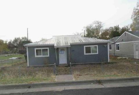 Photo of 409 W Ridgeway Avenue, Hermiston, OR 97838 (MLS # 220219271)
