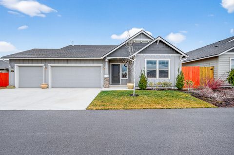 Photo of 660 NW 26th Street, Redmond, OR 97756 (MLS # 220213575)