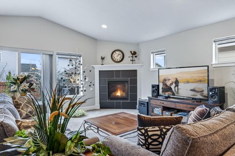 Tiny photo for 660 NW 26th Street, Redmond, OR 97756 (MLS # 220213575)