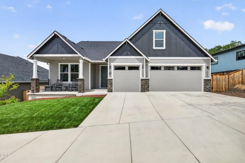Photo of 327 Arrowhead Trail, Eagle Point, OR 97524 (MLS # 220224210)