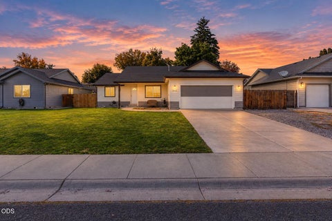 Photo of 3262 Hammer Street, Klamath Falls, OR 97603 (MLS # 220229353)