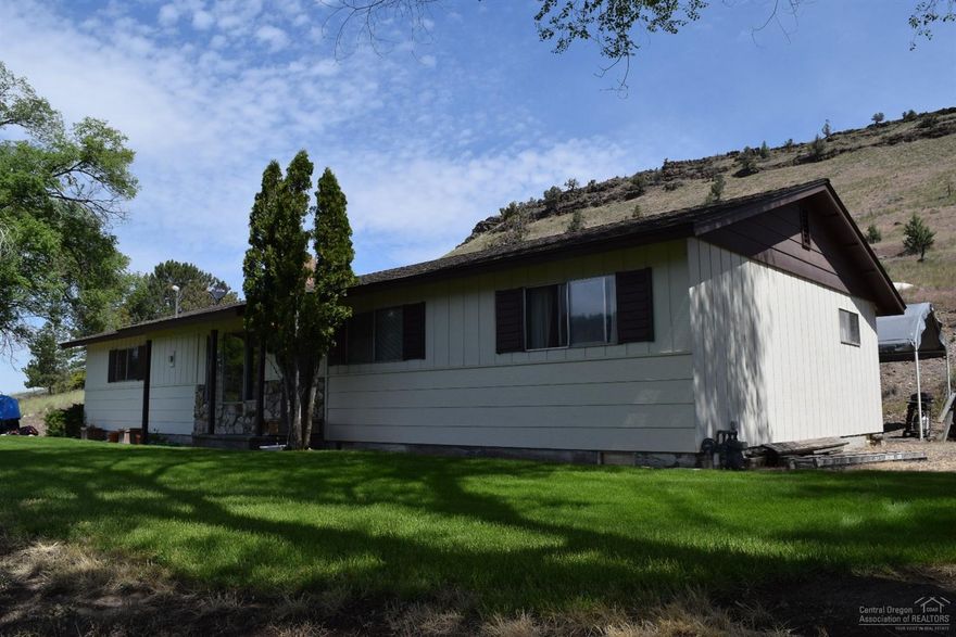 Minutes from town on a quiet, dead end street. With almost 3 acres of majestic views this clean and well maintained home has what you are looking for. New Septic 7/08/15, Roof installed 8/15/08, Underground sprinklers and RV Parking.