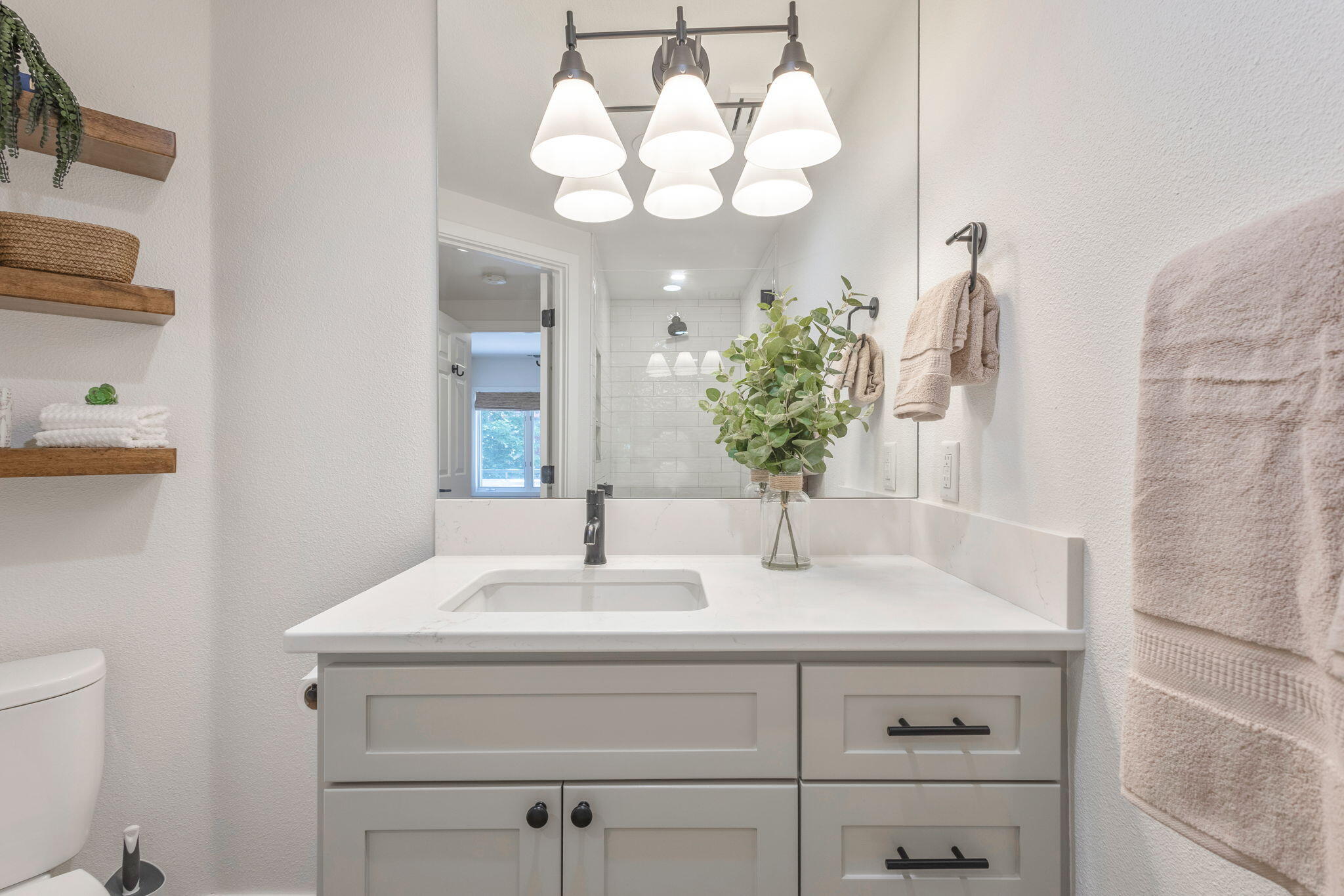 Bend, Oregon 97703, United States, 2 Bedrooms Bedrooms, ,2 BathroomsBathrooms,Residential,Active,149913