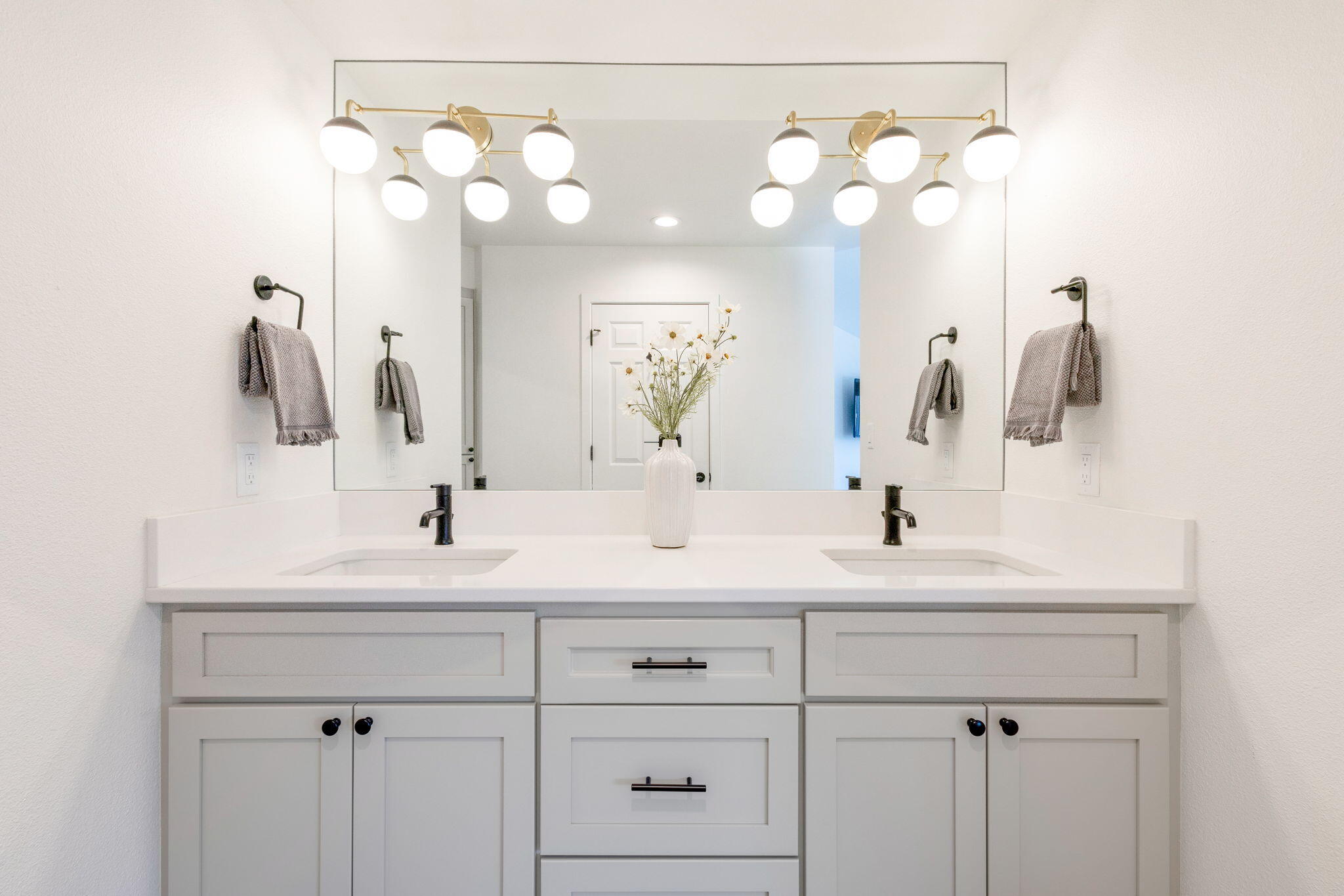 Bend, Oregon 97703, United States, 2 Bedrooms Bedrooms, ,2 BathroomsBathrooms,Residential,Active,149913