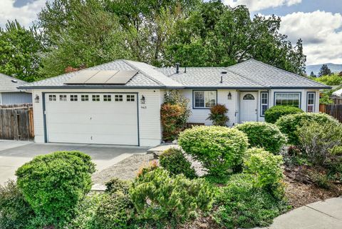 Photo of 963 Colinwood Lane, Medford, OR 97501 (MLS # 220219689)