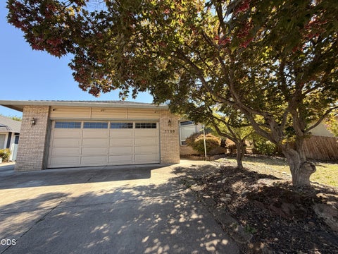 Photo of 1106 Hampton Drive, Central Point, OR 97502 (MLS # 220228539)