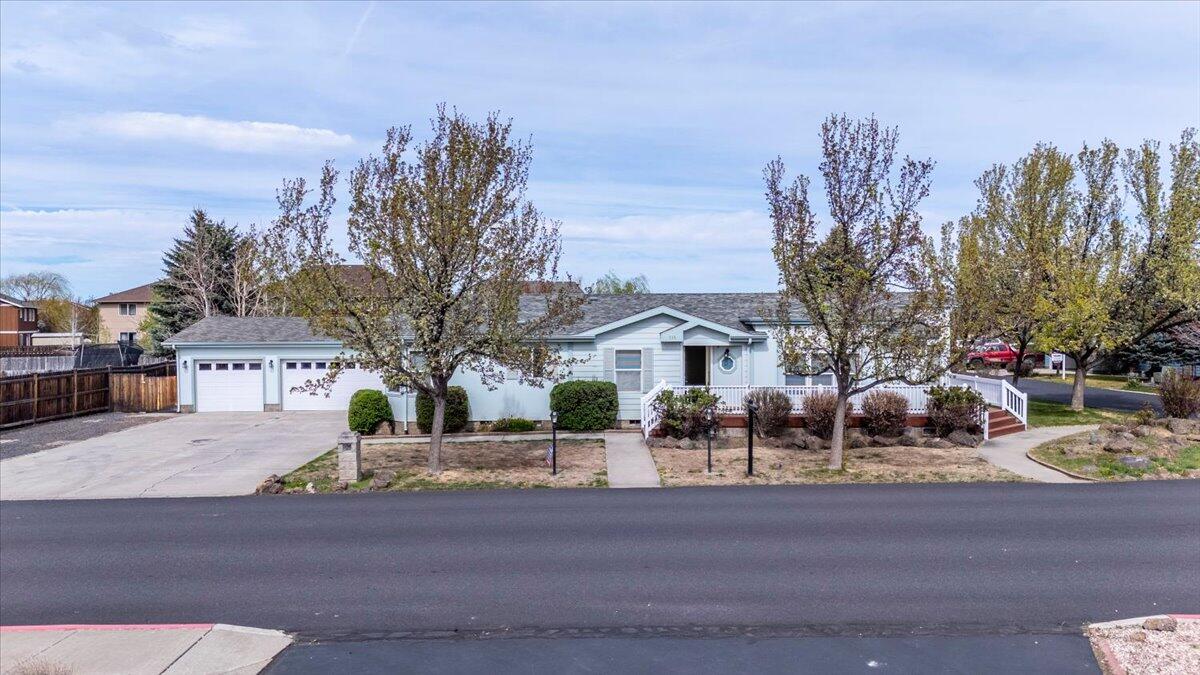 533 NE Shoshone Drive