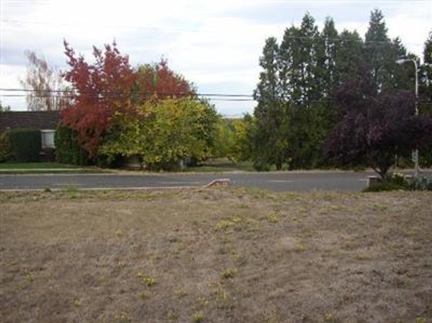 Fantastic building lot in Amblegreen Estates Subdivision. Located in area of upscale homes with views of mountains and surrounding areas. Lot is level and is centrally located. This prime East Medford is a rare find, and is the last available lot in the Amblegreen estates Subdivision. Build your dream home in a mature and established neighborhood with all city services.