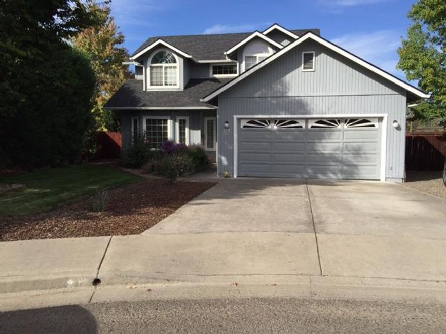 Beautiful well taken care of home. Great neighborhood.