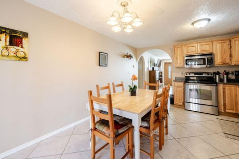 Tiny photo for 2142 NE Monterey Avenue, Bend, OR 97701 (MLS # 220214866)