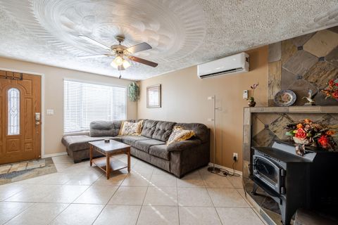 Tiny photo for 2142 NE Monterey Avenue, Bend, OR 97701 (MLS # 220214866)