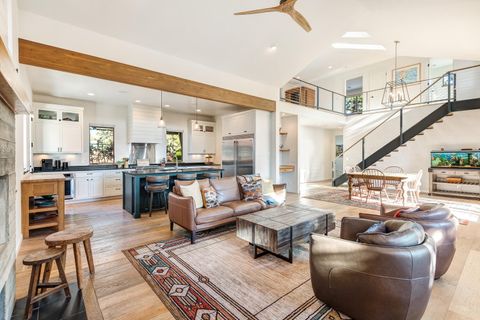 Tiny photo for 61389 Campbell Court, Bend, OR 97702 (MLS # 220212394)