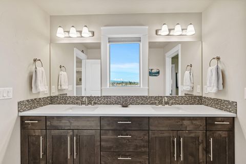 Tiny photo for 20670 Comet Court, Bend, OR 97701 (MLS # 220212783)