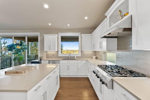 Tiny photo for 20670 Comet Court, Bend, OR 97701 (MLS # 220212783)