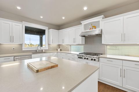 Tiny photo for 20670 Comet Court, Bend, OR 97701 (MLS # 220212783)