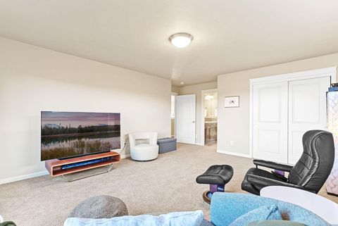 Tiny photo for 20670 Comet Court, Bend, OR 97701 (MLS # 220212783)