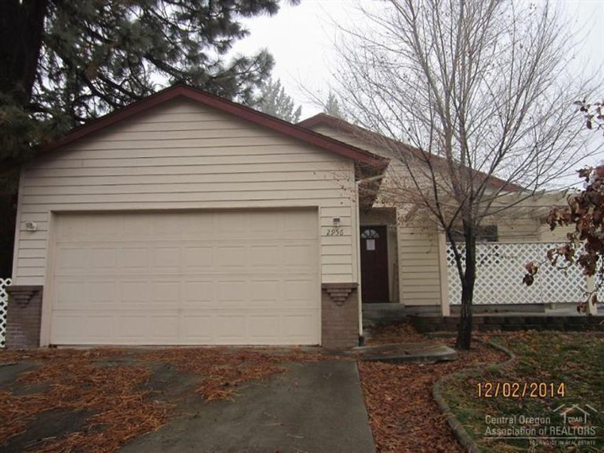 CASH OFFERS ONLY. One level home in nice neighborhood. Vaulted ceilings and hardwoods. Good Location.