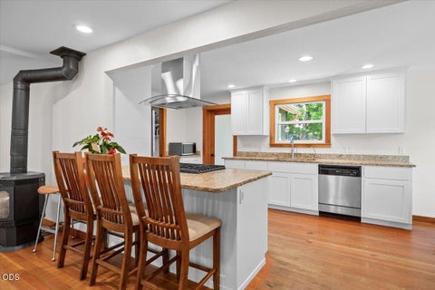 Tiny photo for 1833 2nd Avenue, Gold Hill, OR 97525 (MLS # 220224547)