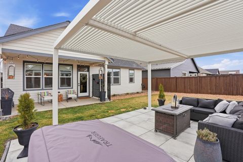 Tiny photo for 4119 SW Badger Court, Redmond, OR 97756 (MLS # 220215564)