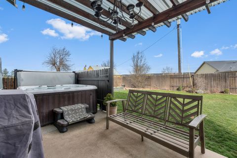 Tiny photo for 589 SE 10th Street, Madras, OR 97741 (MLS # 220217135)