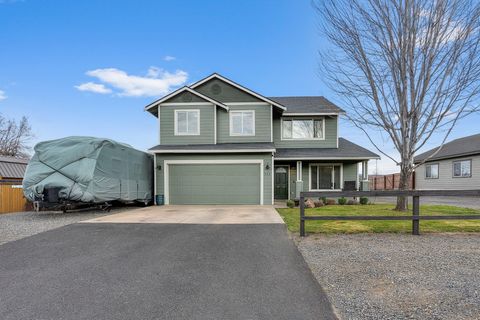 Photo of 589 SE 10th Street, Madras, OR 97741 (MLS # 220217135)