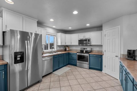 Tiny photo for 589 SE 10th Street, Madras, OR 97741 (MLS # 220217135)