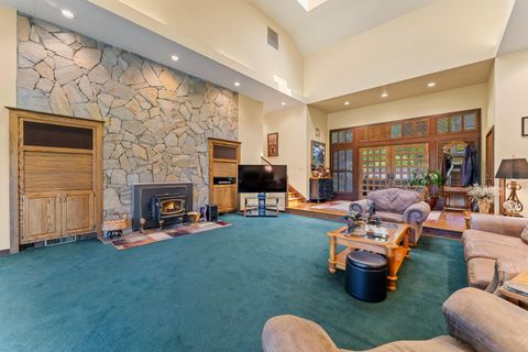 Tiny photo for 254 El Camino Way, Grants Pass, OR 97526 (MLS # 220219861)