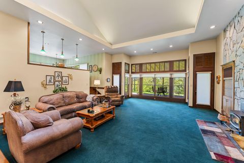 Tiny photo for 254 El Camino Way, Grants Pass, OR 97526 (MLS # 220219861)