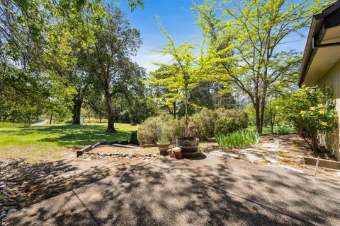 Tiny photo for 254 El Camino Way, Grants Pass, OR 97526 (MLS # 220219861)