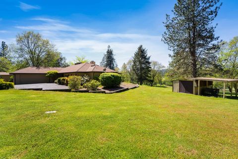 Photo of 254 El Camino Way, Grants Pass, OR 97526 (MLS # 220219861)