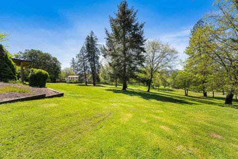 Tiny photo for 254 El Camino Way, Grants Pass, OR 97526 (MLS # 220219861)