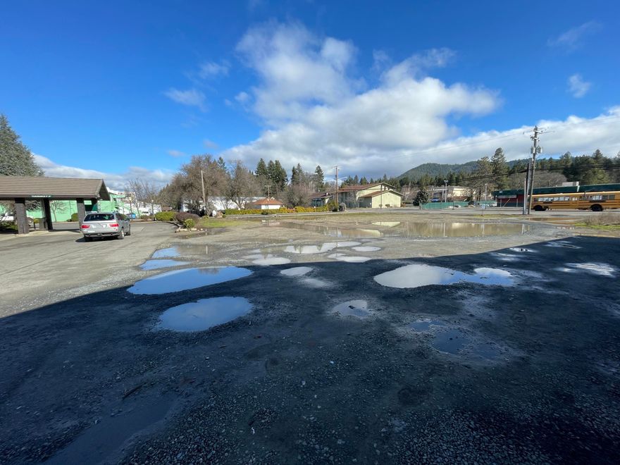 Prime commercial lot with high visibility.     Located next door to WaFed Bank, kind of across the street from Taylors.  Commercial zoning allows for almost unrestricted business opportunity.  access from S Caves Ave.  Buyer to do their due diligence on uses and access