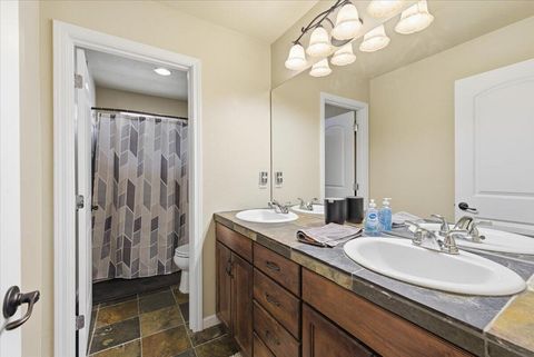 Tiny photo for 1154 Ashford Way, Medford, OR 97504 (MLS # 220214971)